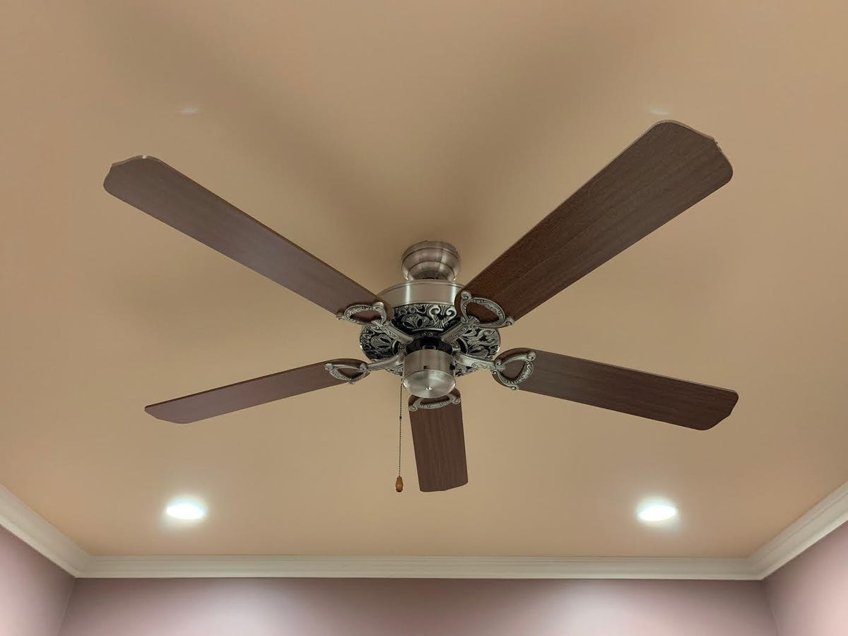 Five-arm ceiling fan with overhead lights