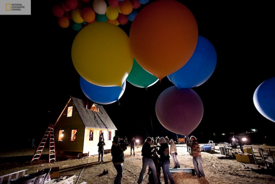 Летающий шарик дома. Домик на воздушных шариках. Летающий дом. Летающий дом на шариках. Домик летящий на воздушных шарах.