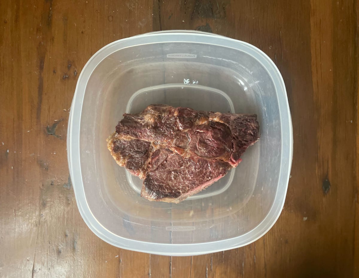 bistec en un recipiente de plástico para almacenar alimentos