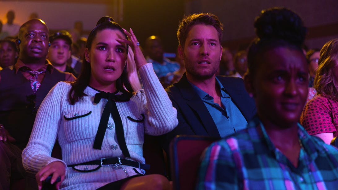 Zoe Chao ve Justin Hartley bir sinema salonunda kalabalığın arasında oturuyor.