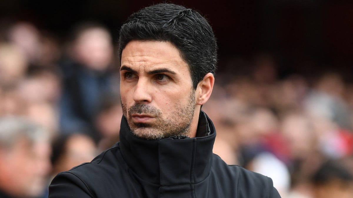 Arsenal Manager Mikel Arteta looking over his right shoulder.