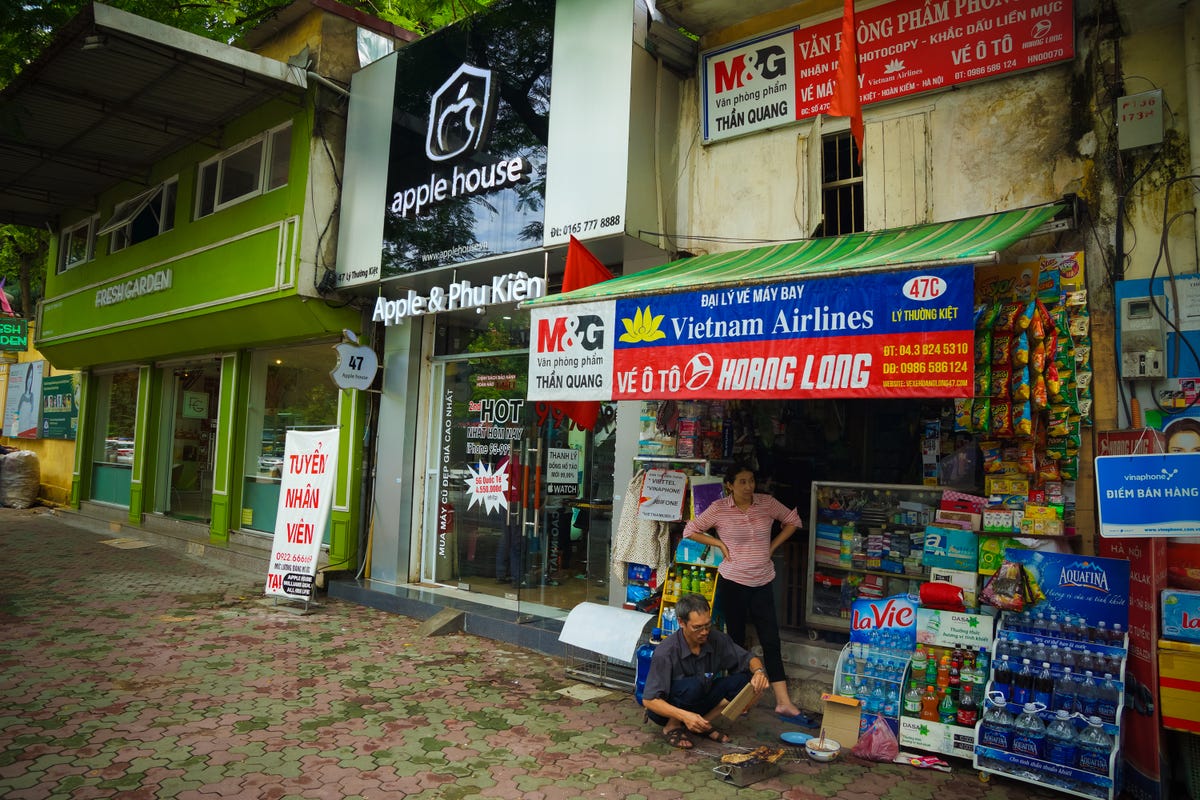 vietnam-electronics-stores-apple-07216.jpg