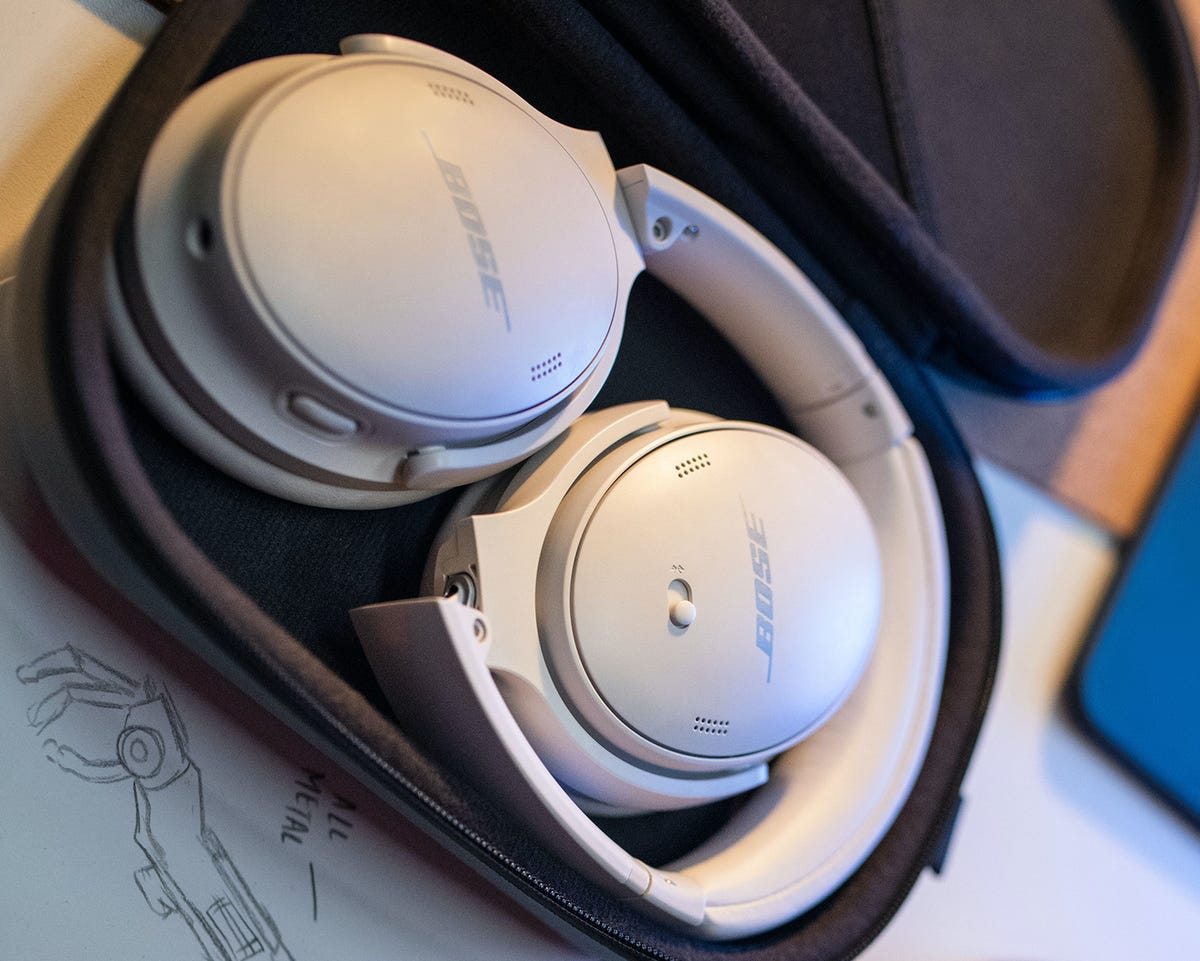 mor gammelklog lokal Bose QuietComfort 45 headphones add improved noise canceling, voice calling  for $330 - CNET