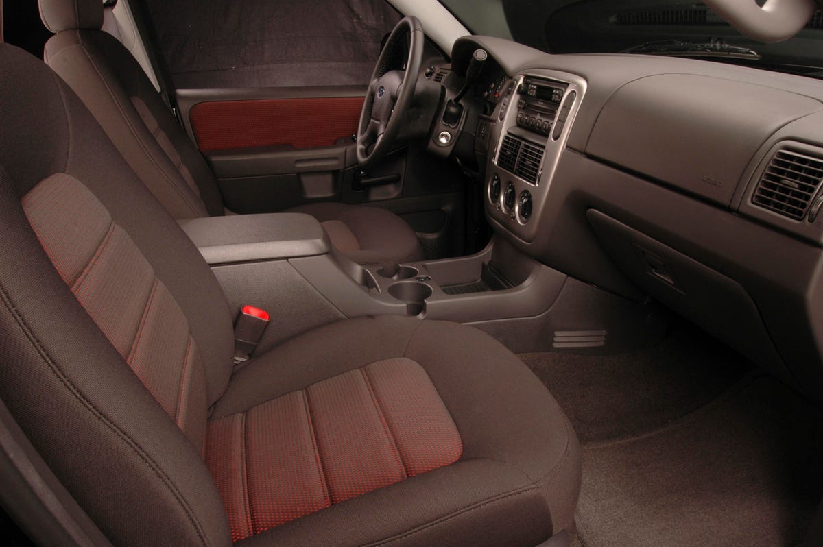 2005-ford-explorer-interior-4