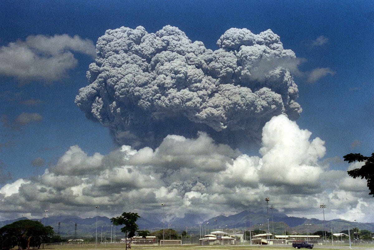 Mount Pinatubo 1991 eruption mushroom cloud