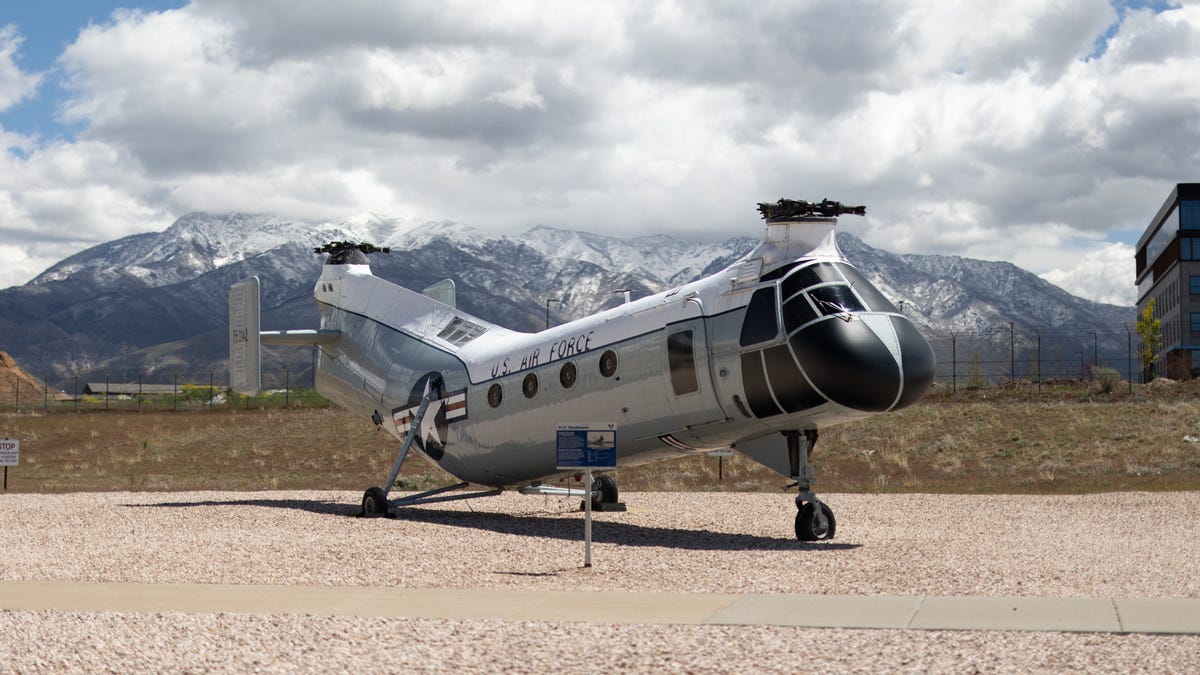 A banana-shaped Piasecki H-21 with a backdrop of mountains.