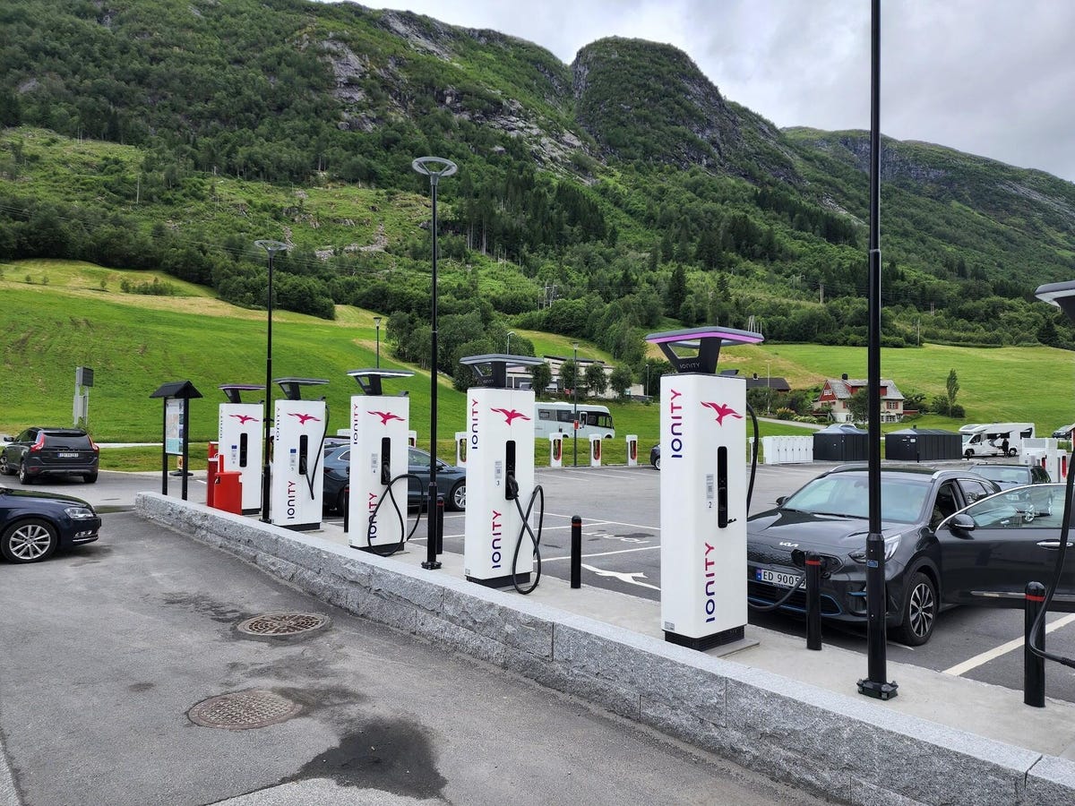 ノルウェーの美しい山のふもとにある Ionity EV 充電器。