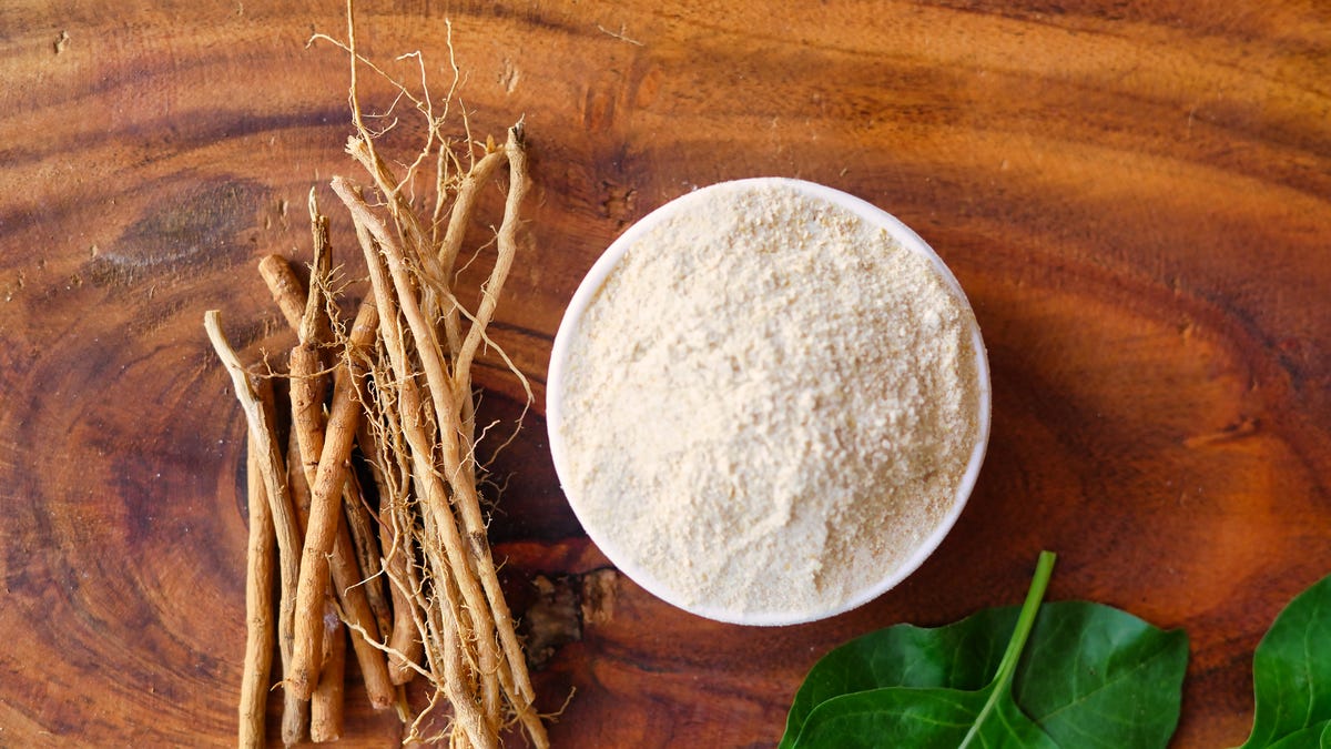 Ashwagandha superfood in power and root form
