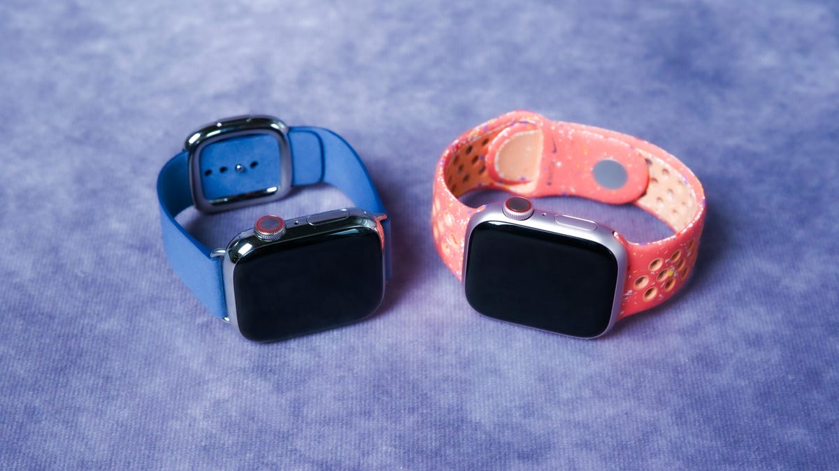 The Apple Watch Series 9 in stainless steel (left) and aluminum (right).