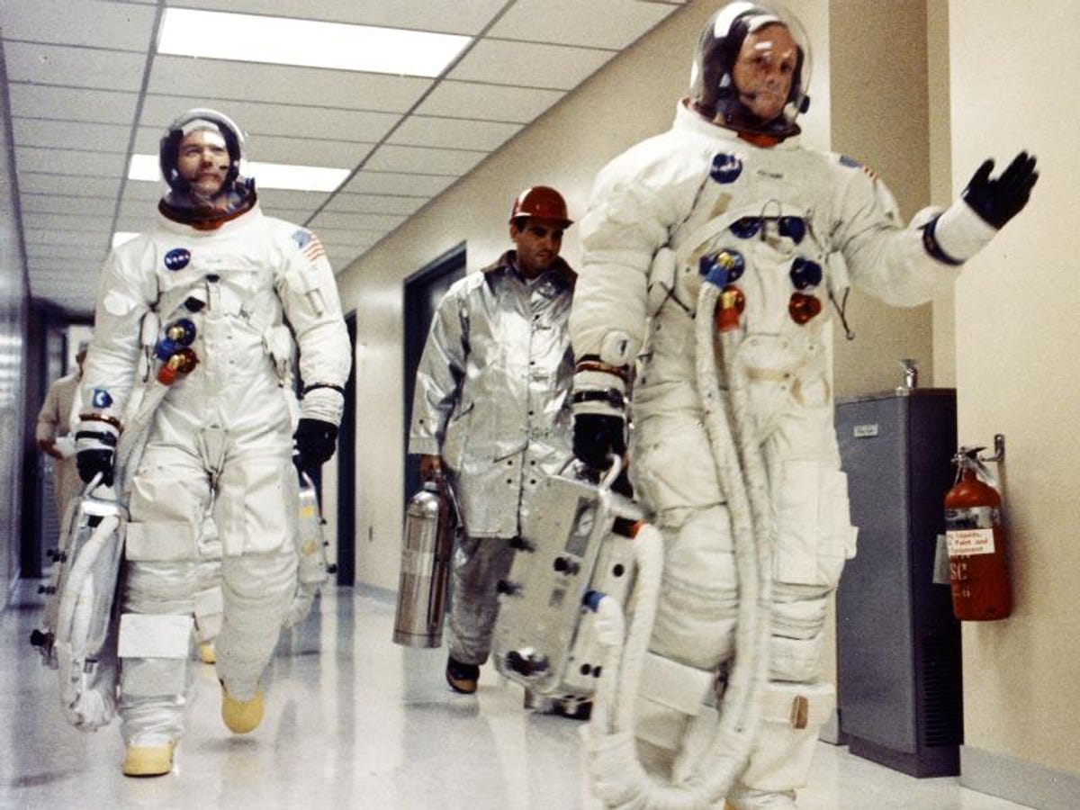 Apollo_11_Neil_Armstrong_walking.jpg