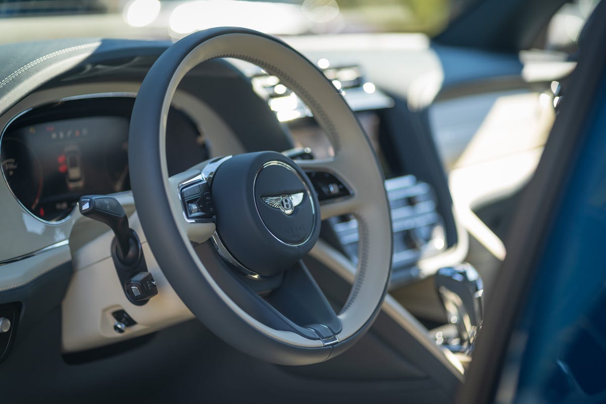 2023 Bentayga EWB Azure steering wheel