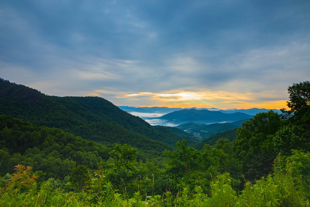 Le soleil se lève sur les montagnes Blue Ridge à Franklin, Caroline du Nord.