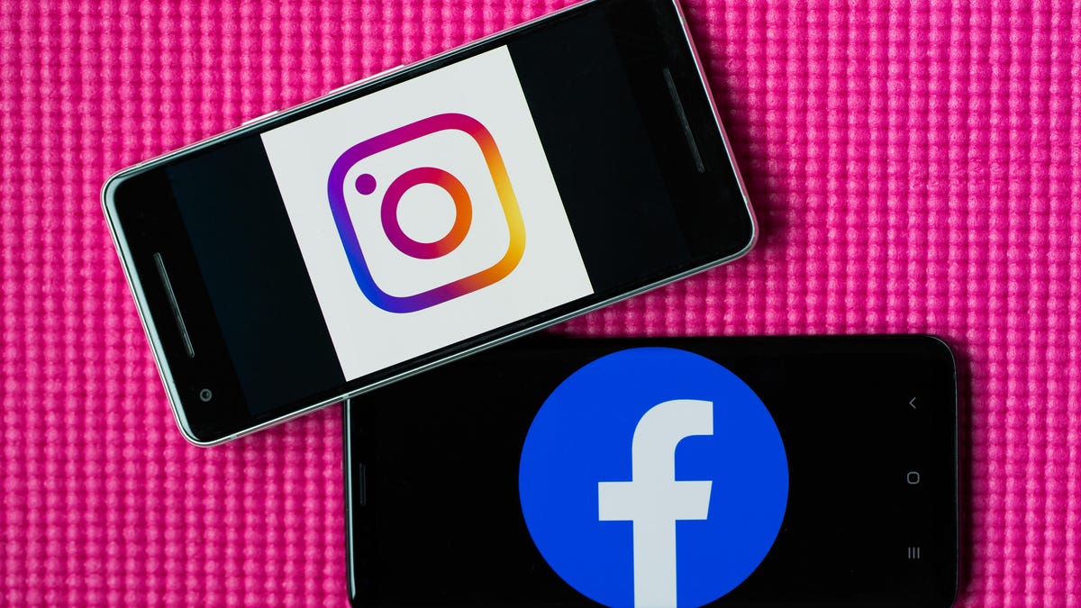 facebook-instagram-logos-phones-4