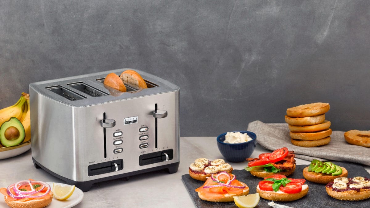 This 4-slice toaster is just $30 and won't burn your gluten-free bread -  CNET