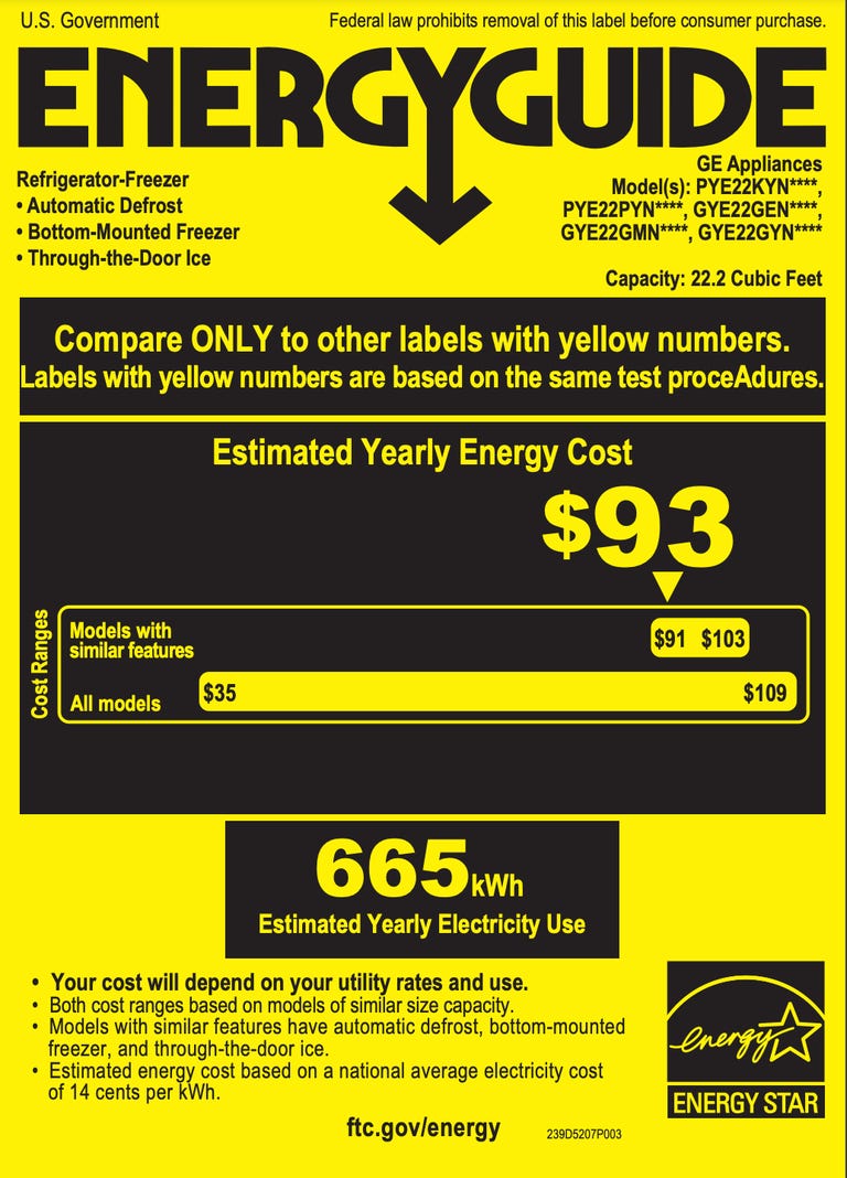 Una etiqueta amarilla EnergyGuide para un refrigerador GE