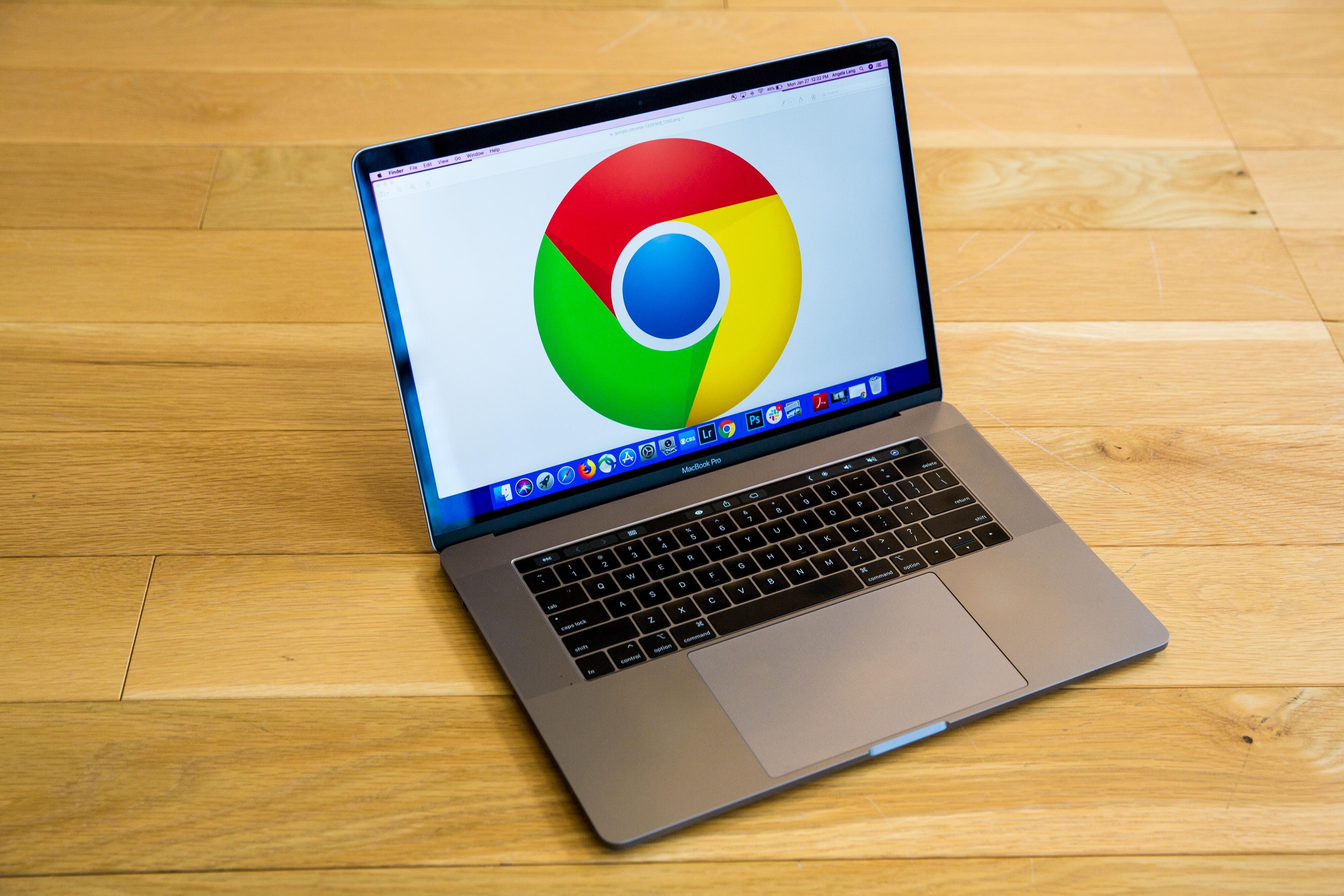 Dizüstü bilgisayar ekranında Chrome logosu