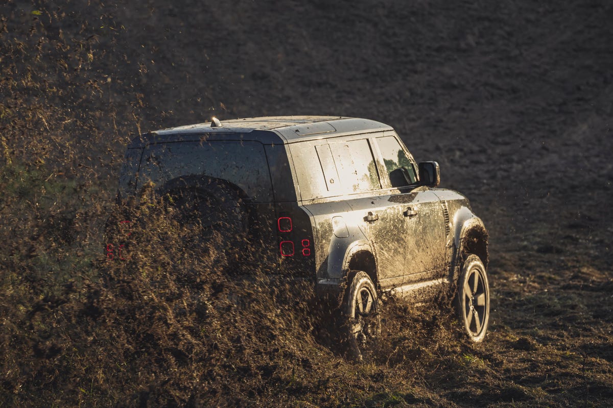 behind-the-scenes-image-of-the-new-land-rover-defender-featured-in-no-time-to-die-031