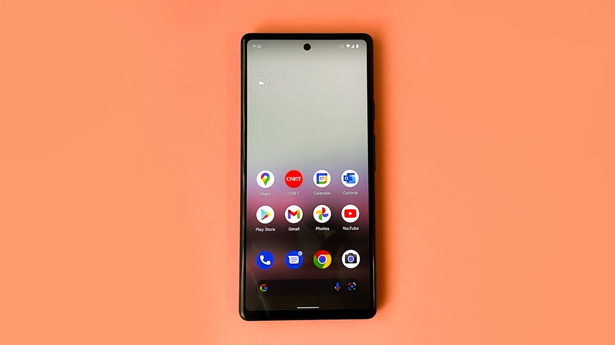 Điện thoại Pixel 6A của Google có các biểu tượng ứng dụng trên màn hình chính