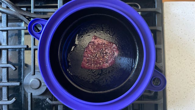 Splatter Döm on stove with steak inside
