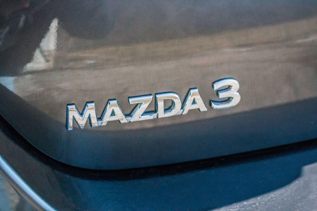 2019-mazda-mazda3-premium-sedan-33
