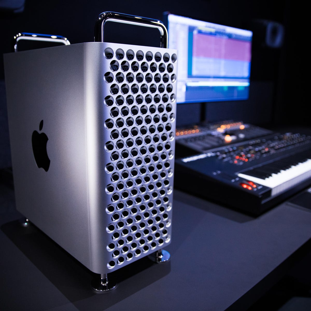 Apple takes the new Mac Pro back to the future in a classic tower - CNET