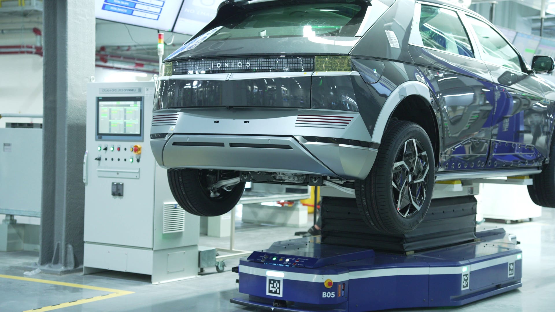 an Ioniq 5 is lifted into the service position by an e-pallet