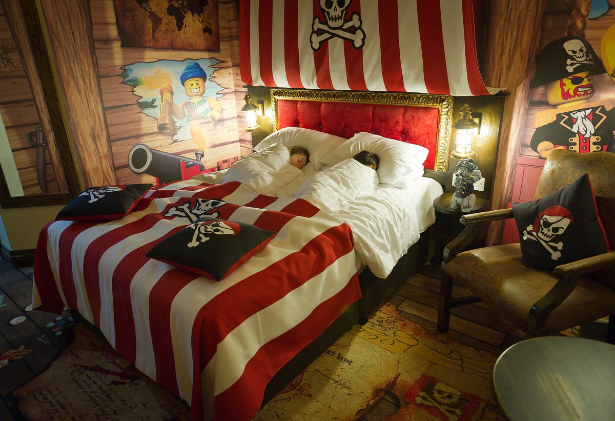 Pirate_Premium_Themed_Room_with_Kids.jpg