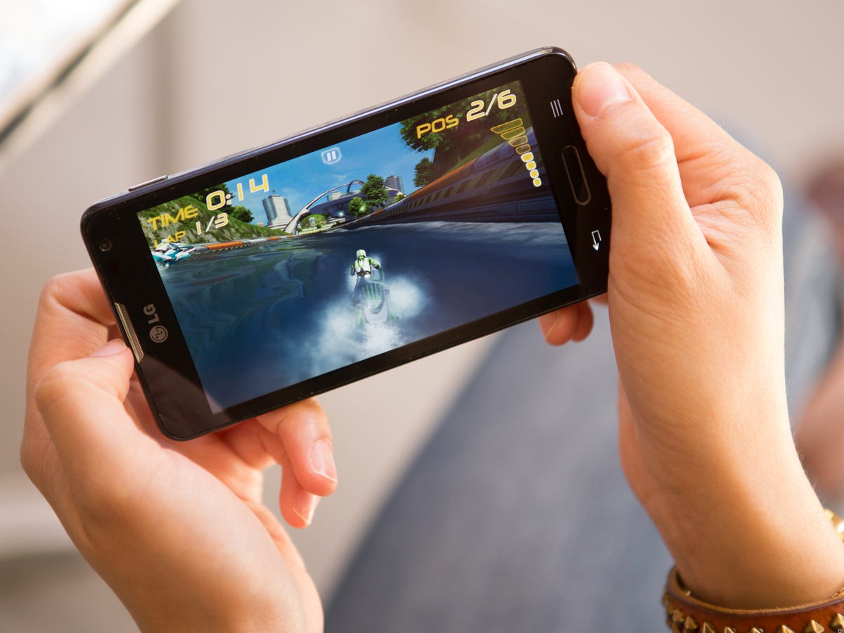 Покупка телефонов видео. LG Optimus 6. Смартфон в руке. Смартфон горизонтальный. Смартфон в руке горизонтально.