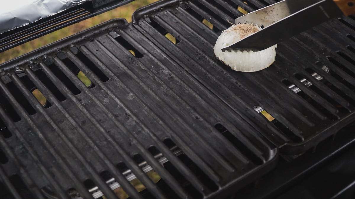 clean-grill-onion