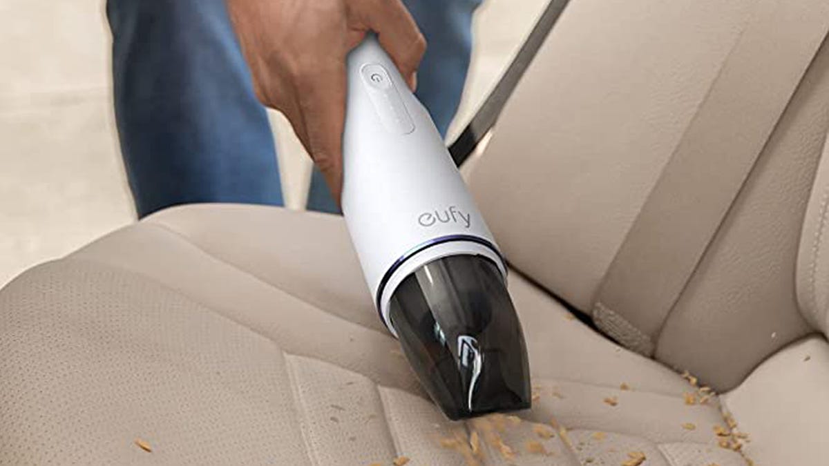 Handheld vacuum cleaning seats in car