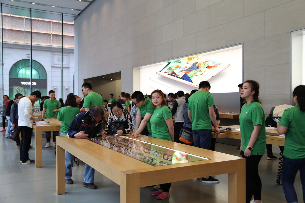 apple-store-shanghai-green-shirts.jpg