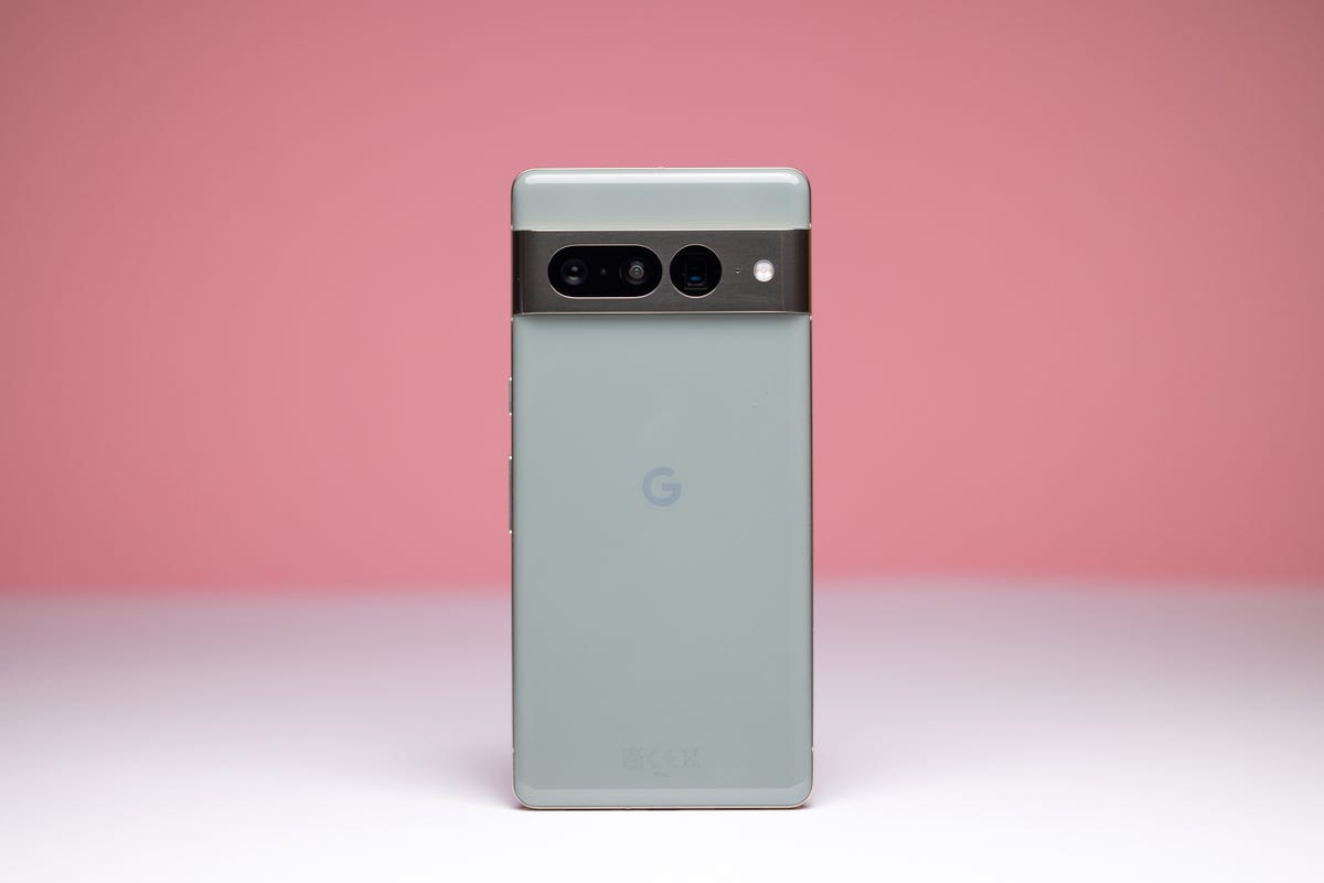 Imagens mostrando o smartphone Pixel 7 Pro contra um fundo branco e rosa