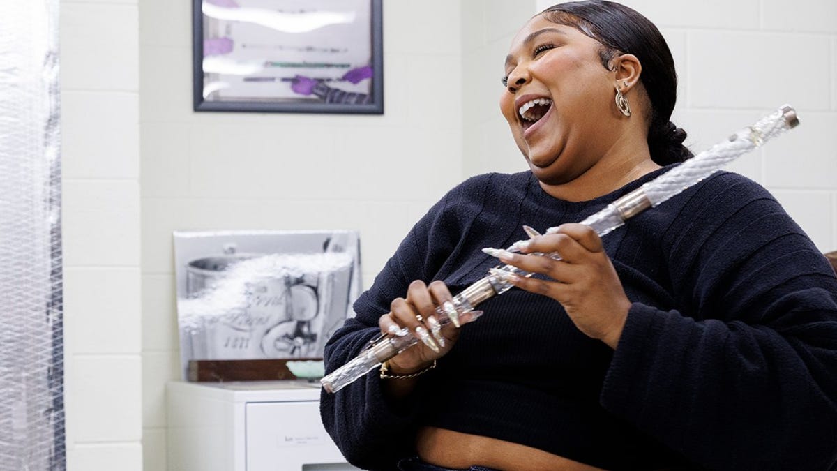 Lizzo crystal flute
