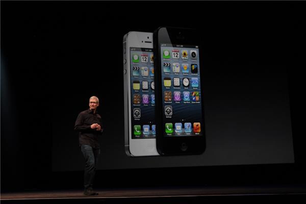 Apple_CEO_Tim_Cook_iPhone_5.jpg