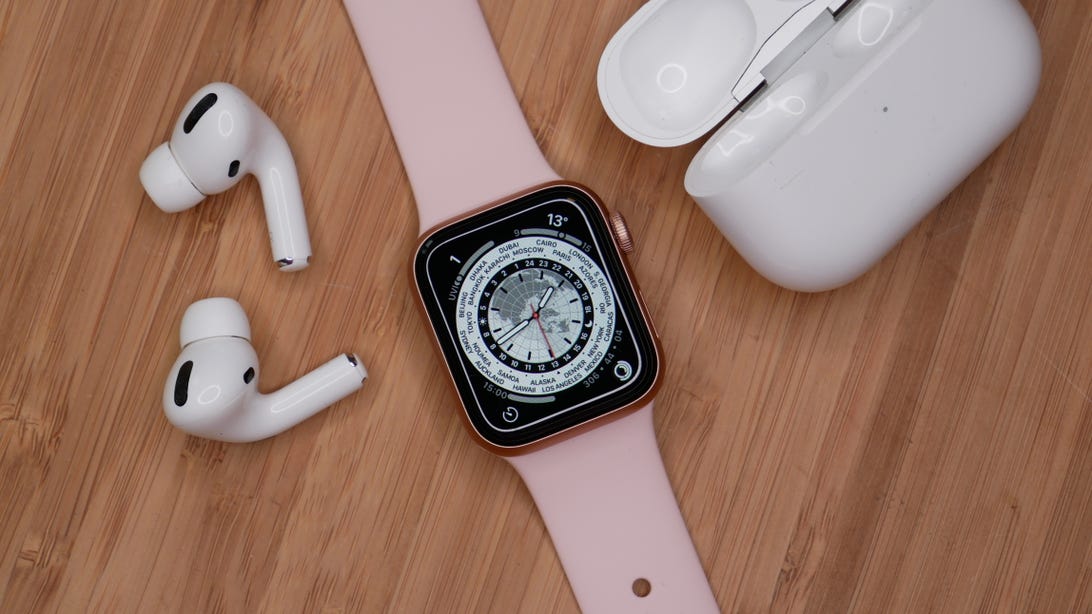 Apple Watch SE avec AirPods Pro :