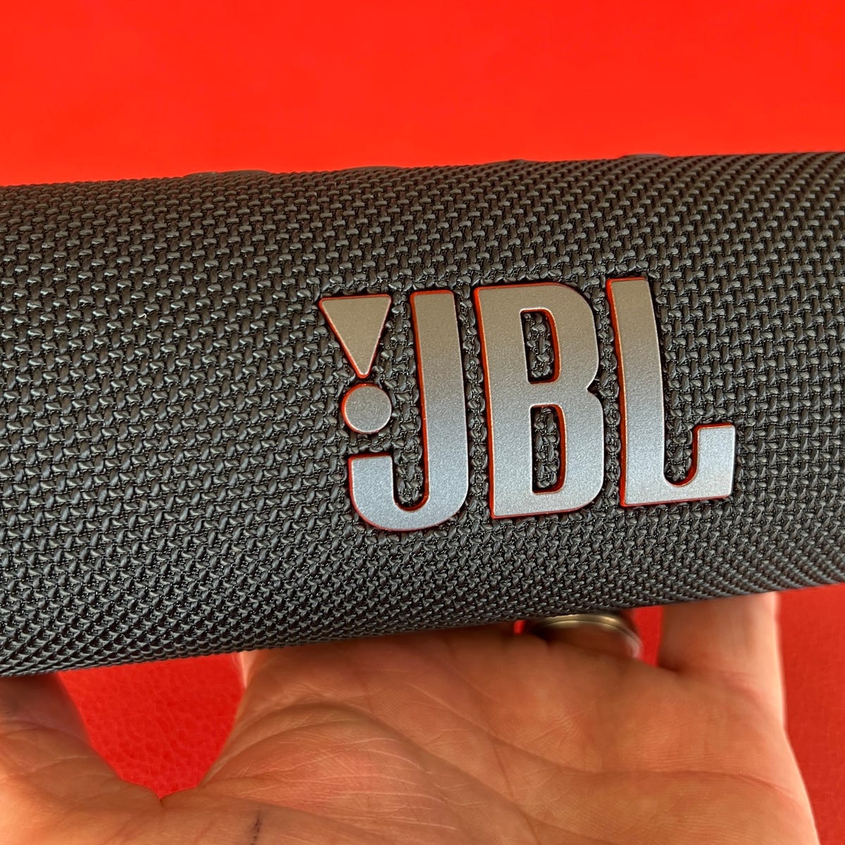 Erobrer is oversættelse JBL Flip 6 Review: One Powerful Little Bluetooth Speaker - CNET