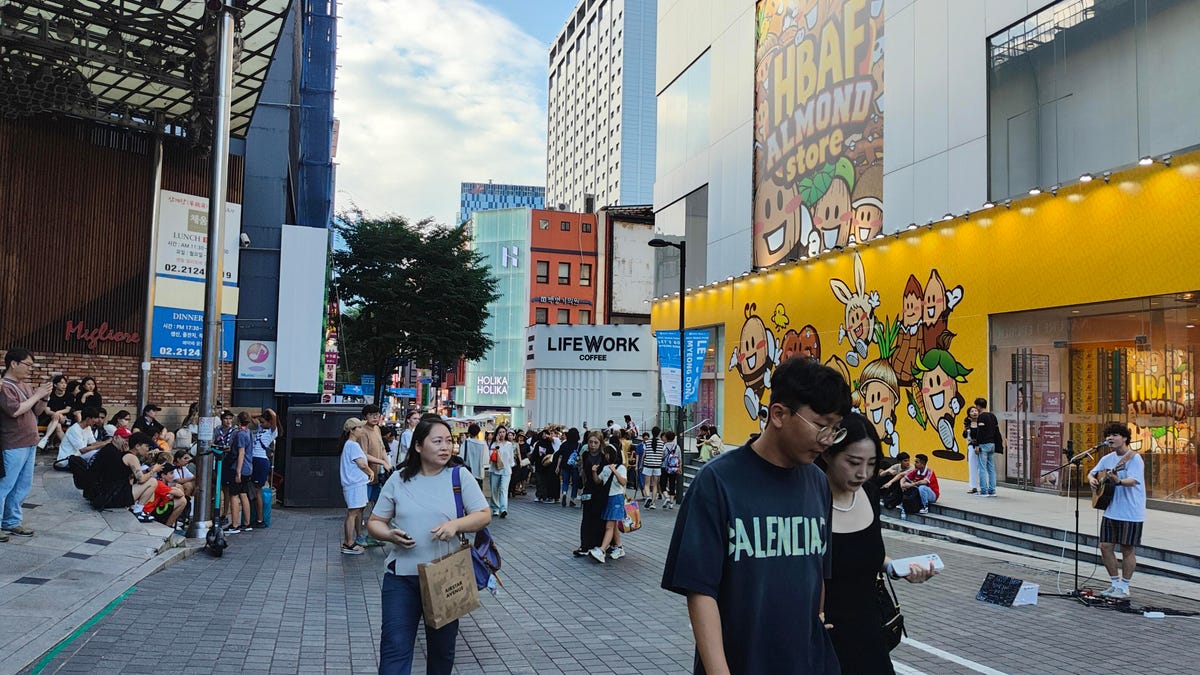 A photo of Seoul's bustling shopping district Myeong-dong taken on the Razr Plus.