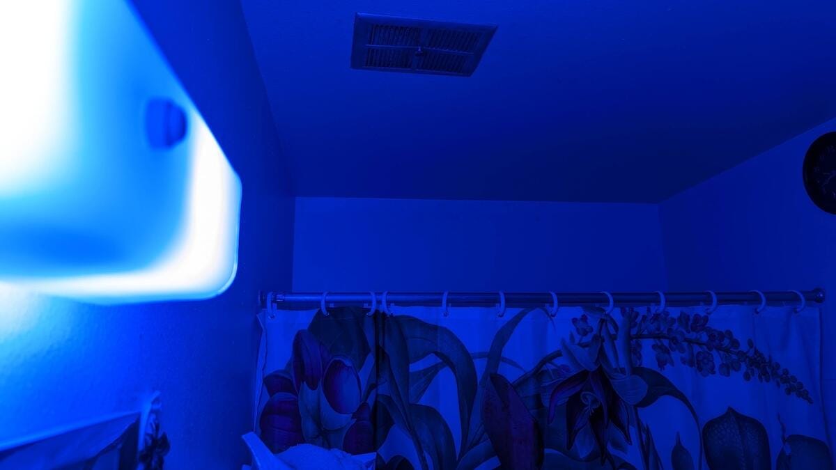 luz azul no banheiro