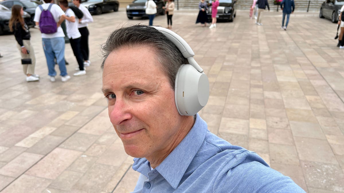 CNET editor David Carnoy models a pair of Sony WH-1000XM5 headphones