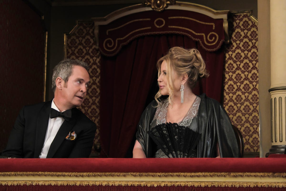 Quentin y Tanya se sientan en un palco en la Ópera, hablando entre ellos.