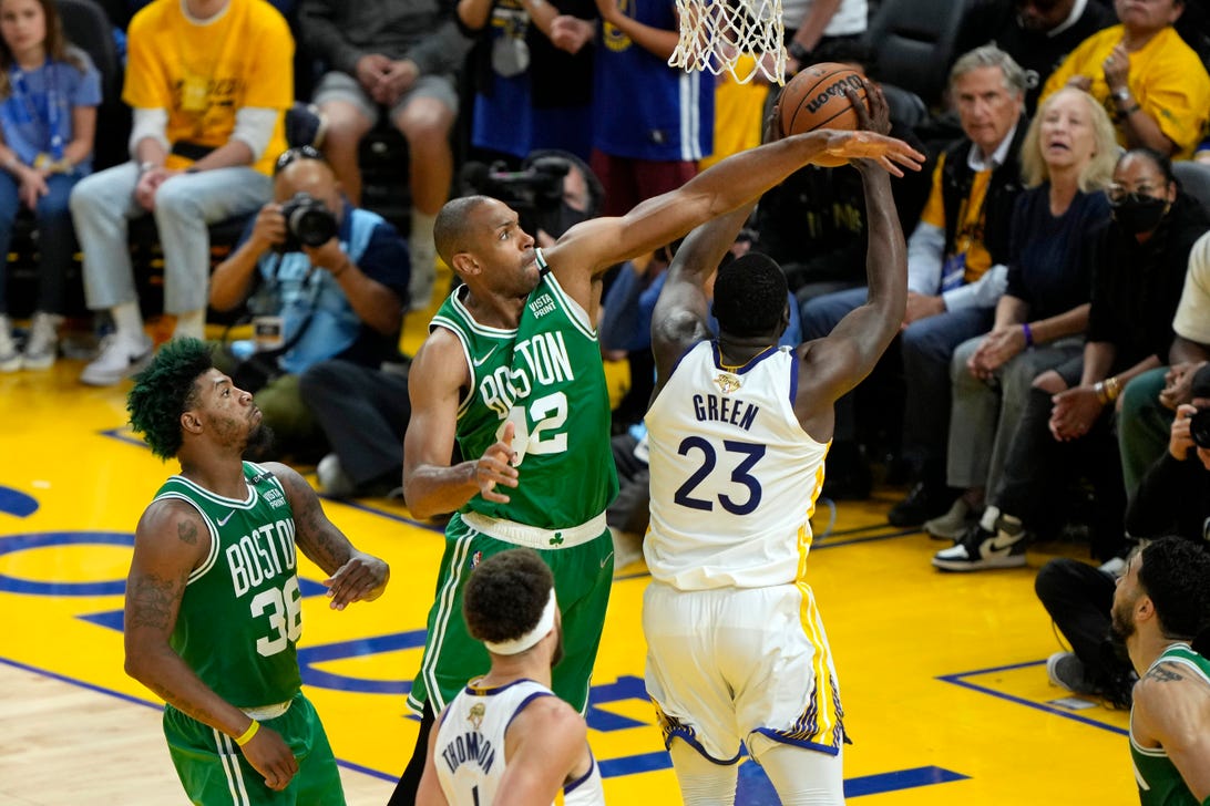 Al Horford uit Boston verdedigt Draymond Green in Game 1 van de NBA Finals.