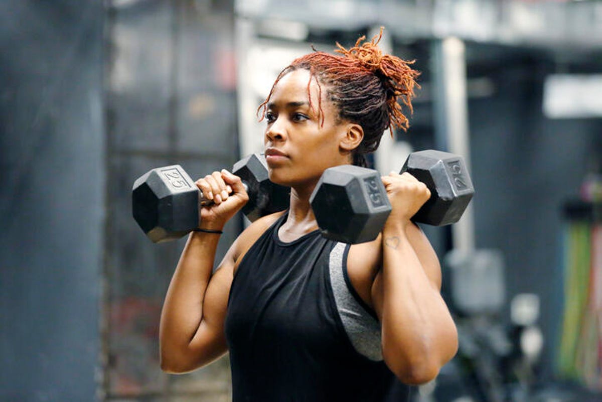 woman with two dumbbell weights 