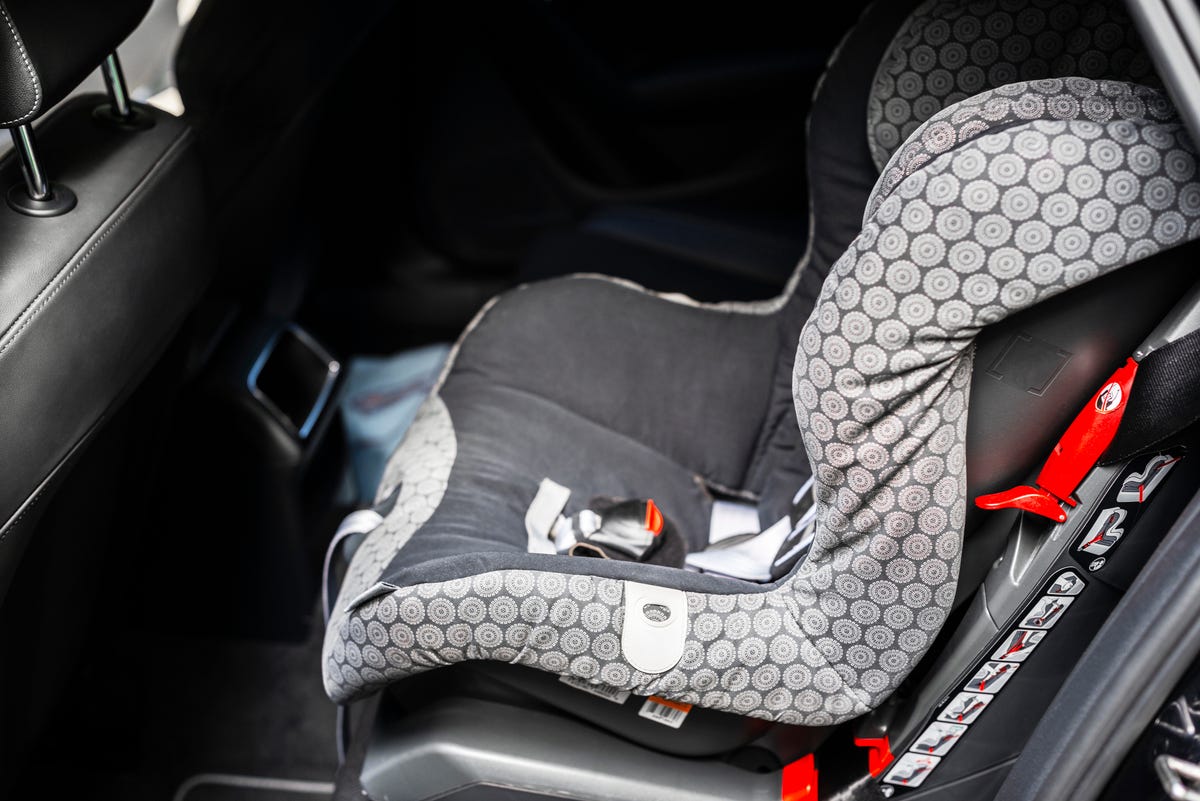 Child safety seat in the back of the car. - getty 1077314940