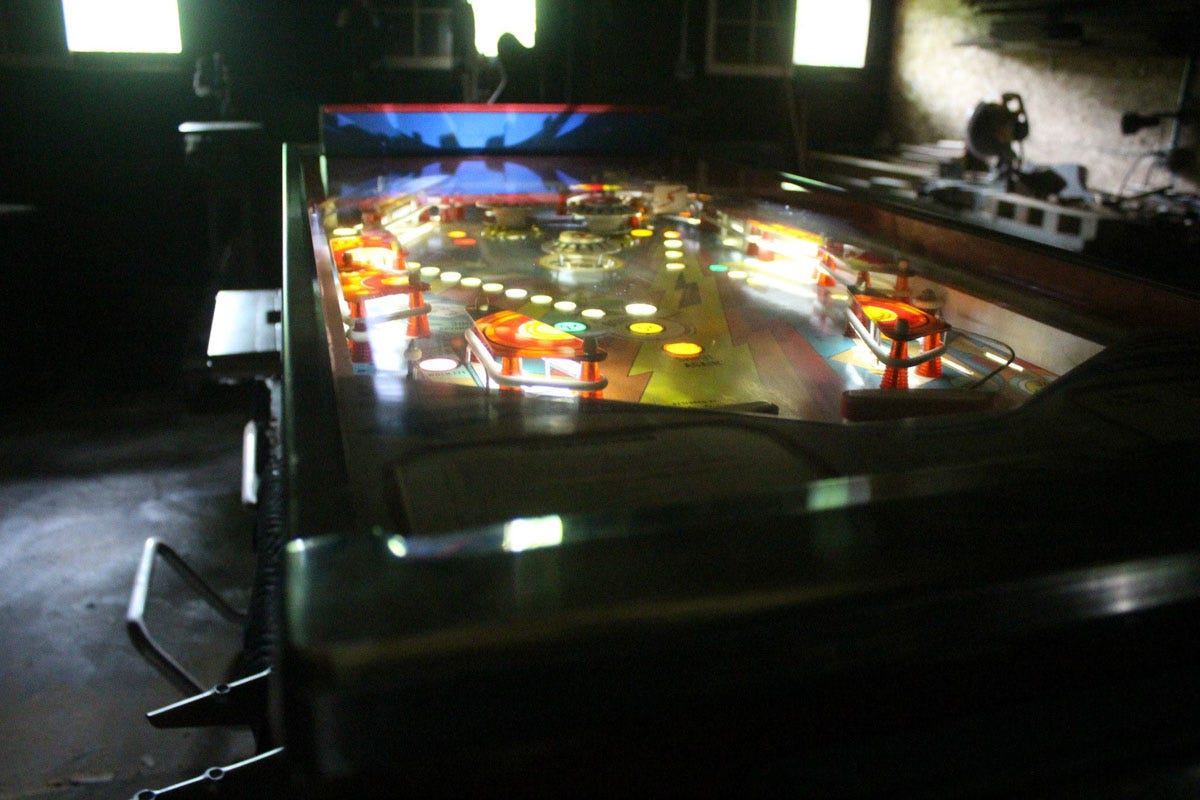 cnet-cool-desk-pinball-illuminated-new.jpg