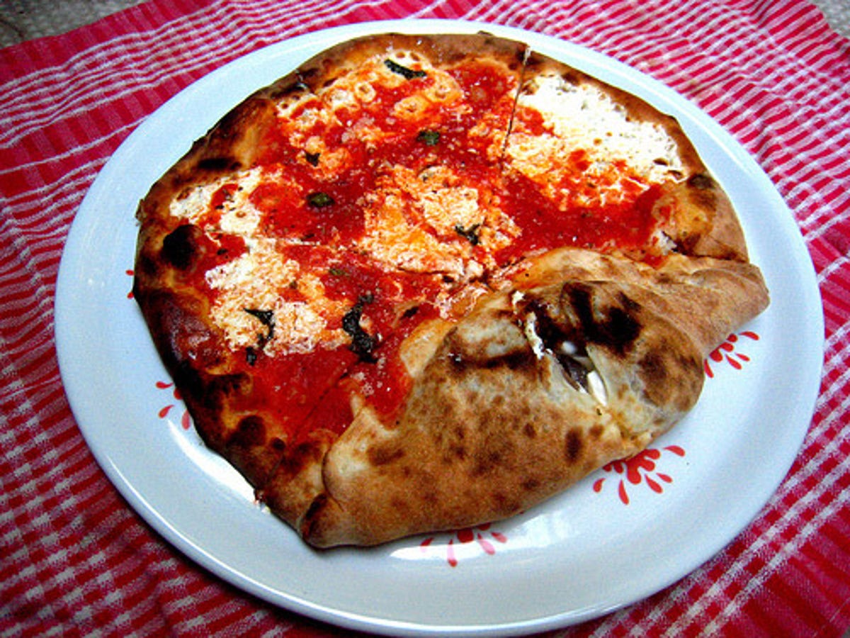 Hybrid pizza-calzone