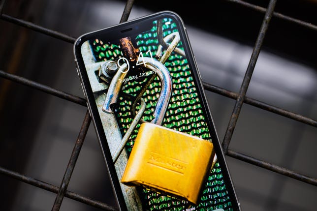 apple-iphone-lock-cybersecurity-0453