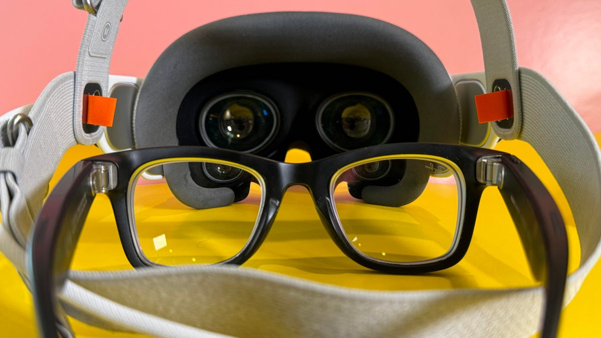 Meta Ray-Ban con lentes mirando a los lentes Vision Pro de Apple