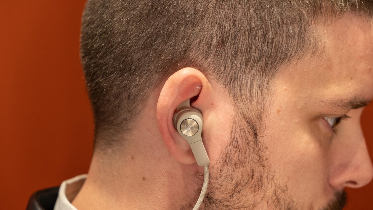 bang-and-olufsen-e6-headphones-3