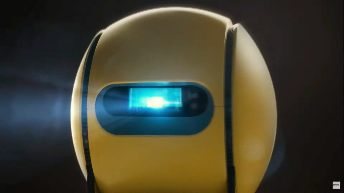 Robot Samsung Ballie con su proyector incorporado activado