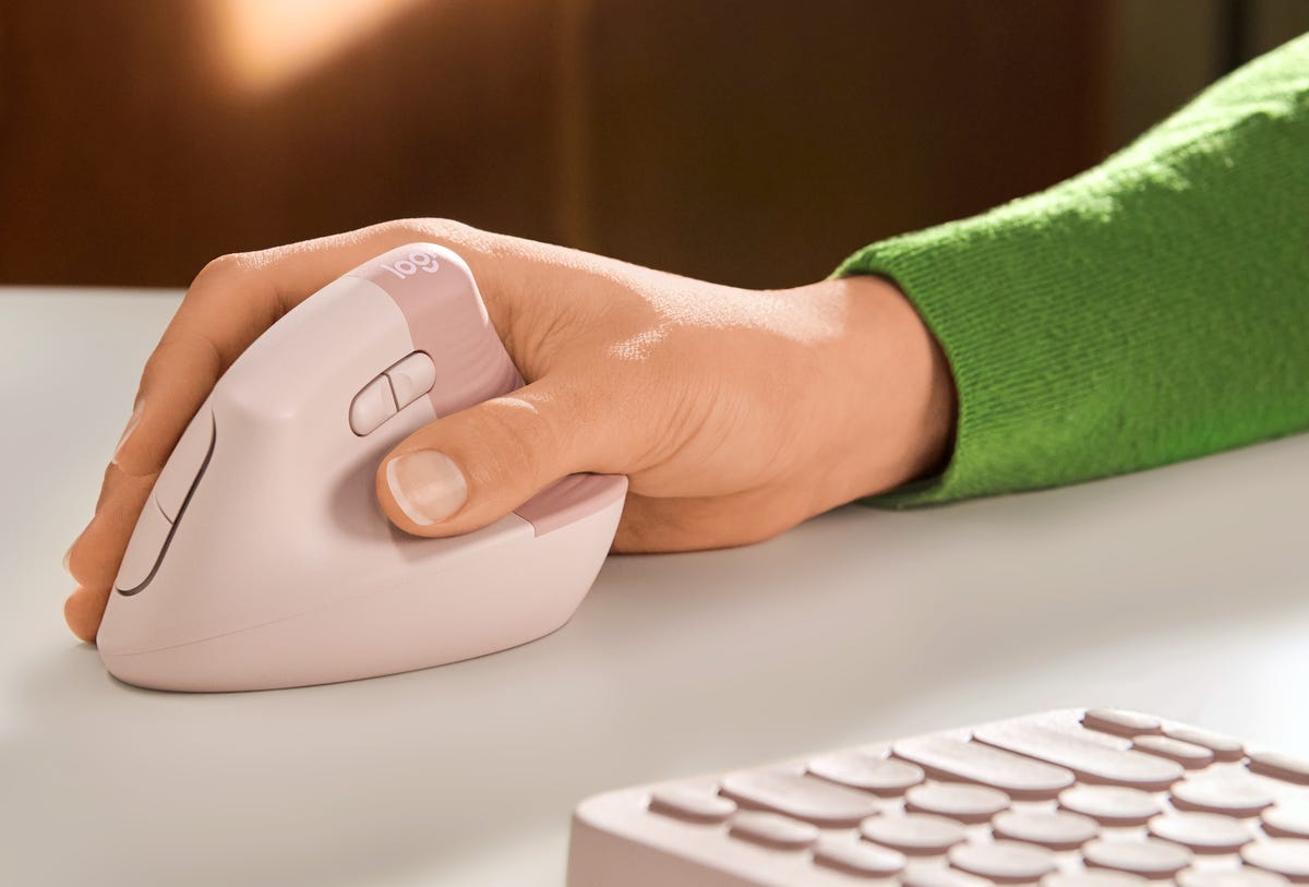 A right hand using a Logitech Lift in the rose color.
